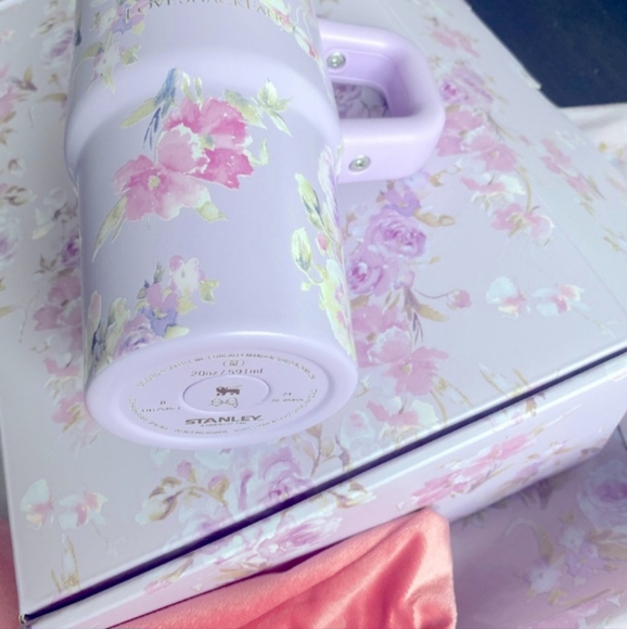 Stanley x LoveShackFancy 20oz Quencher - Picture 7 of 9